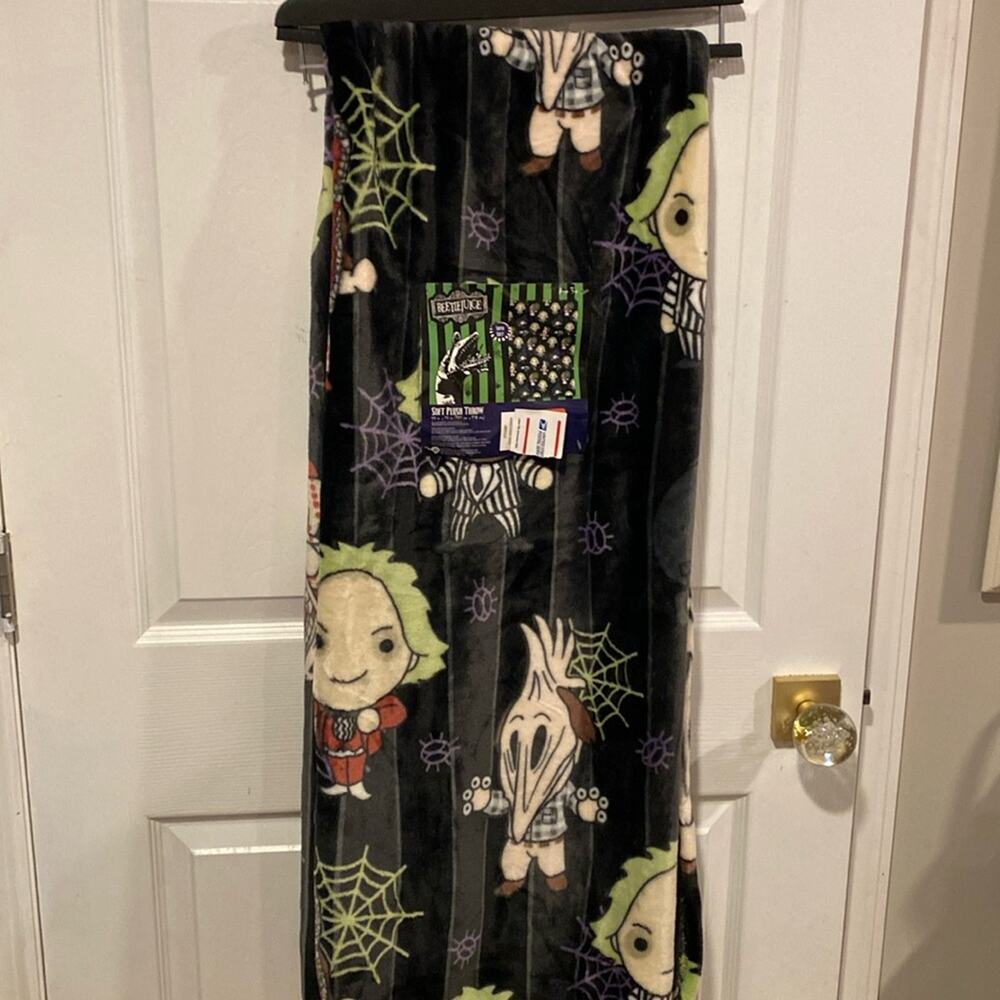 BNWT BEETLEJUICE Halloween Viral Plush Blanket